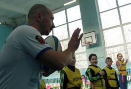 Леонид Фомаиди разъясняет основы регби славским школьникам