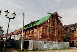 На старинном складе в Железнодорожном обустраивают кровлю и фахверк
