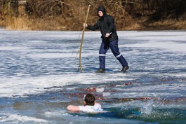 «Тает лёд»: как МЧС и «моржи» учили детей безопасности на реках и озёрах (фото)