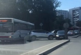 Движение по улице Гагарина серьёзно затруднено из-за ДТП у Королевских ворот (видео)