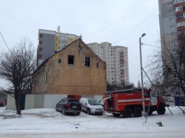 На улице Батальной в Калининграде загорелся расселённый двухэтажный дом (фото)