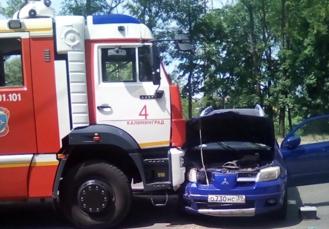 Очевидцы: На улице Киевской в Калининграде столкнулись пожарная машина и внедорожник