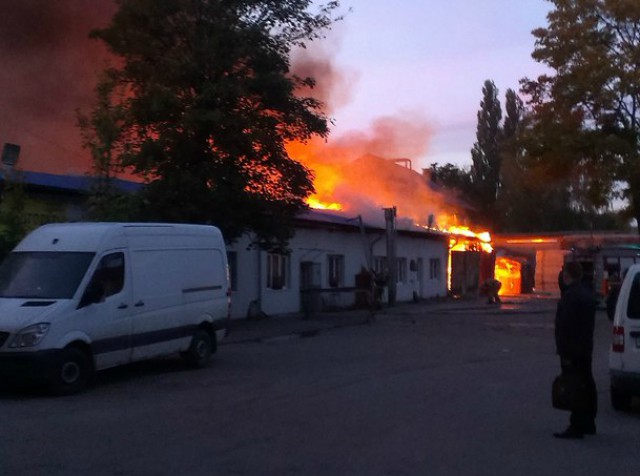 Пожарные шесть часов тушили мебельный склад на проспекте Калинина