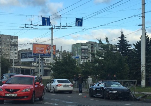 На Московском проспекте спортивный автомобиль Audi R8 снёс металлическое ограждение после ДТП