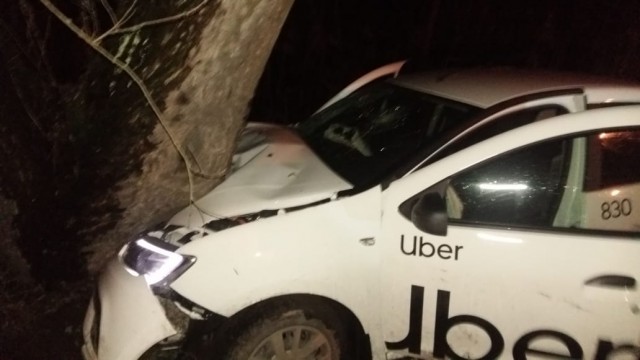 На улице Суворова в Калининграде водитель такси Uber врезался в дерево 