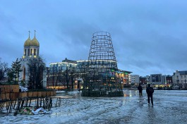 На площади Победы в Калининграде разбирают новогоднюю ёлку