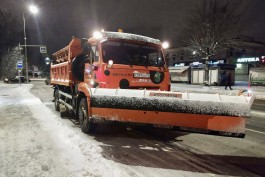 «Трудная ночь»: для уборки улиц Калининграда после снегопада выпустили более 30 машин