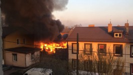 «Спасали людей и машины»: на улице Суворова в Калининграде произошёл крупный пожар