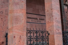 Вандалы облили краской могилу Иммануила Канта в Калининграде