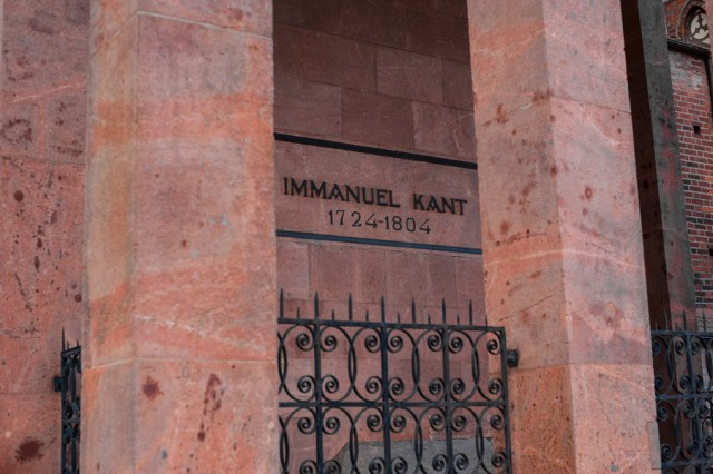 Вандалы облили краской могилу Иммануила Канта в Калининграде