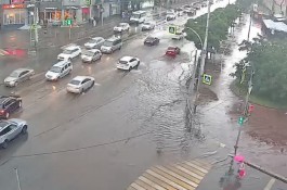 Из-за сильного дождя в Калининграде подтопило несколько улиц: заблокировано движение трамваев и троллейбусов