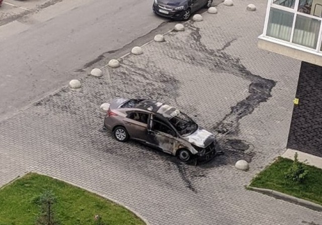Ночью на улице Согласия в Калининграде загорелся автомобиль