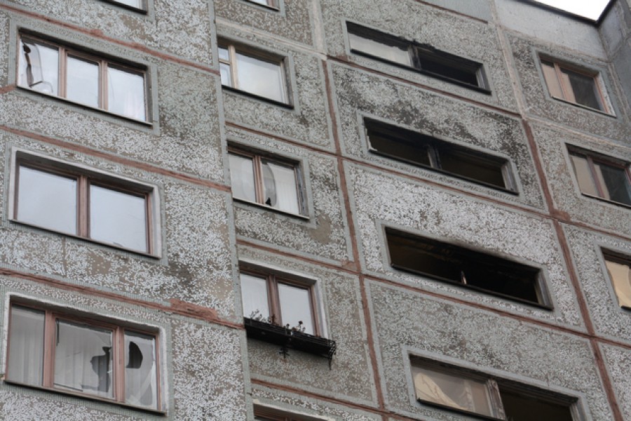 Пожар в Калининграде повредил окна в 114 квартирах, сгорело 7 машин