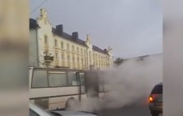 После ДТП в центре Калининграда задымился пассажирский автобус (видео)