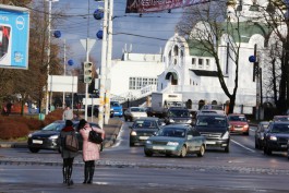 «А нам всё равно»: водители игнорируют новую схему движения на площади Василевского (фото)