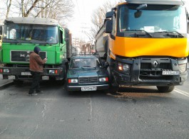 На проспекте Победы в Калининграде «Жигули» зажало между двумя грузовиками
