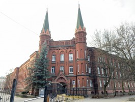 «Неоготика в красном кирпиче»: в Калининграде отремонтируют фасад здания КМРК с двумя башнями (фото)