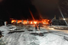Возле завода «Янтарь» в Калининграде сгорело здание с пятью автомобилями (фото)
