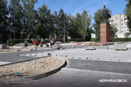 В Черняховске начали мостить новое покрытие на площади в районе вокзала (фото)