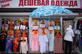 «Ни в какие ворота»: в мэрии возмутились торговцами б/у одежды на улице Киевской в Калининграде