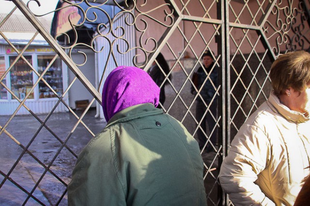 В Калининграде пенсионерка тяпкой повредила машину соседки и залила краской бамперы