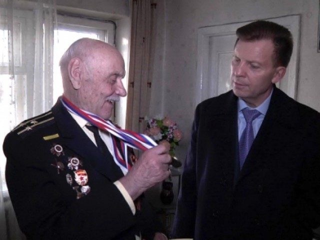 Генерал Мартынов поздравил ветерана, которому помог вернуть похищенные ордена