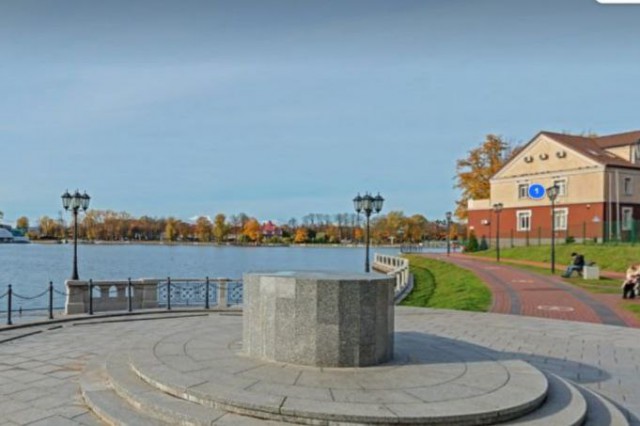 Мэрия Калининграда предлагает жителям выбрать скульптуру для пустого постамента на Верхнем озере