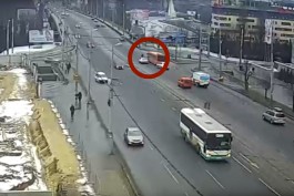 «Побежал наперерез машинам»: смертельное ДТП у эстакадного моста записали камеры (видео)