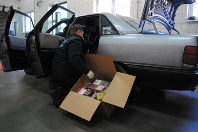 Жительница области лишилась автомобиля из-за 303 пачек контрабандных сигарет (фото)