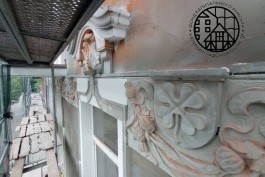 На фасаде исторического дома в Черняховске восстанавливают утраченный декор (фото)