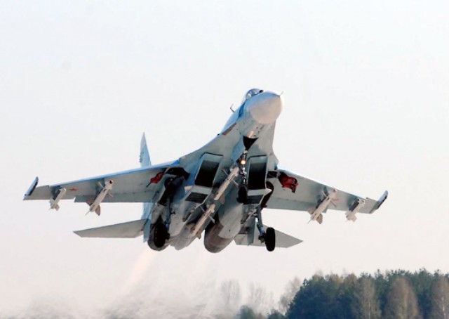 СМИ показали видео самолёта Шойгу, который сопровождали российские Су-27 и истребители НАТО (видео)