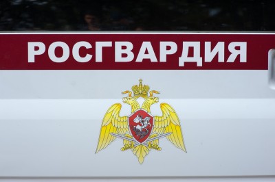 На Ленинском проспекте мужчина с ножом и баллончиком угрожал персоналу магазина техники