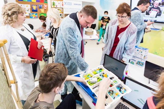 «Ростелеком» подарил онкоотделению детской областной больницы оборудование для занятий робототехникой