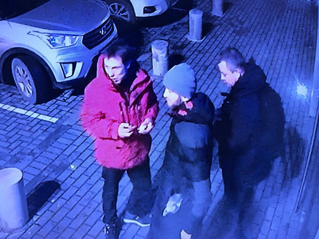 Калининградская полиция разыскивает троих мужчин, которые отобрали у пенсионера деньги (видео)