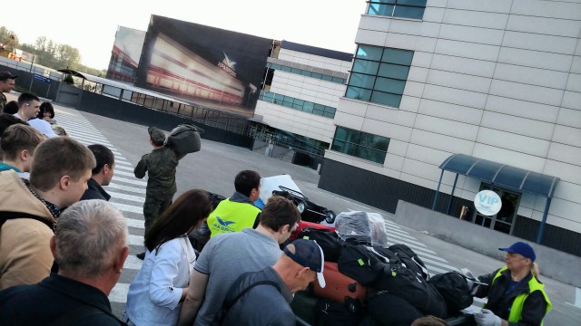 Очевидцы: Пассажирам в «Храброво» выдают багаж на улице рядом с самолётами (фото)