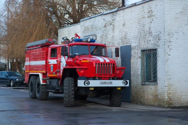 В Калининграде при пожаре в расселённом доме погибла женщина