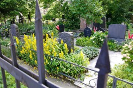 На кладбище во Взморье двухлетнему ребёнку придавило ногу надгробием