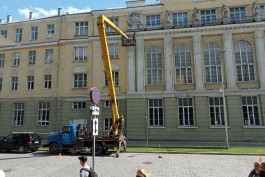С исторического здания университета в центре Калининграда отвалилась часть штукатурки (фото)