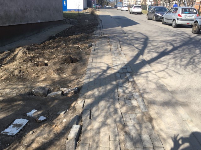 Зачем испортили тротуар возле школы на улице Гагарина?