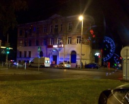 На проспекте Мира в Калининграде «Ниссан» после аварии с такси въехал в стену дома