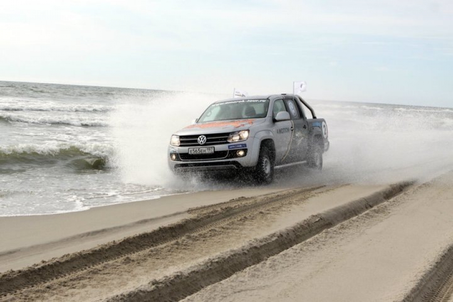 Автопробег Volkswagen: власти Янтарного пустили внедорожники на побережье без согласия прокуратуры (фото)
