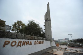 На Московском проспекте в Калининграде начали разбирать стелу у памятника морякам-балтийцам (фото)