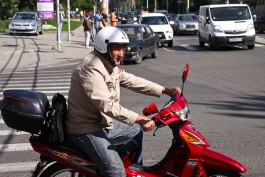 Российские власти хотят узаконить движение мотоциклистов между рядами машин