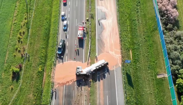 Тонны жидкого шоколада затопили трассу после аварии в Польше (видео)