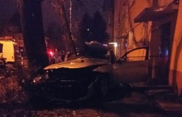 На ул. Озёрной в Калининграде БМВ въехал в дерево: погибли двое мужчин