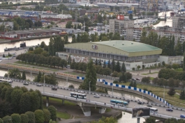На эстакадном мосту в Калининграде упала световая опора