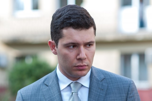 Алиханов потребовал подать в суд на фонд ОМС из-за долгов перед регионом