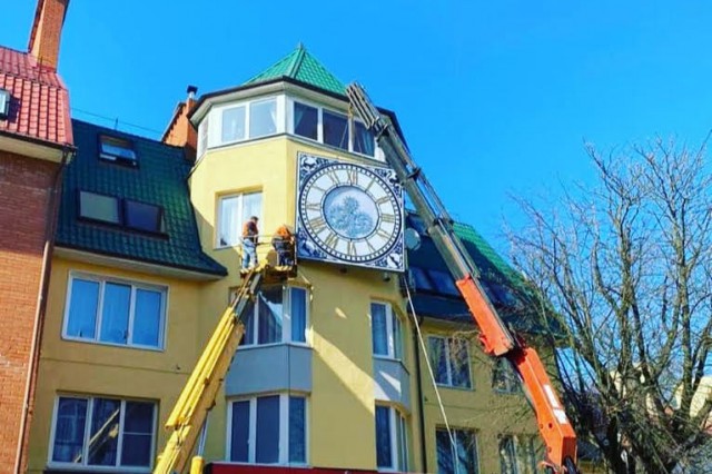 В Зеленоградске устанавливают часы с подсветкой на фасаде дома на Курортном проспекте