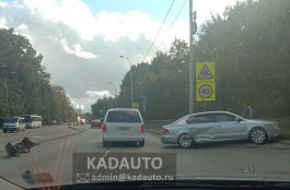 На улице Гагарина в Калининграде легковушка вылетела на тротуар после ДТП 