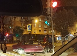 Очевидцы: Ночью на Ленинском проспекте пьяный водитель вылетел на тротуар и врезался в столб